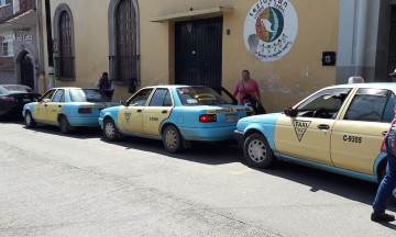 Pega a taxistas cierre de carretera en Teziutlán 