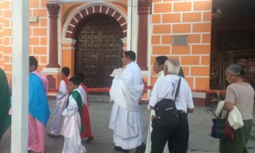 En Izúcar, llevan actividades religiosas fuera de templos por daños