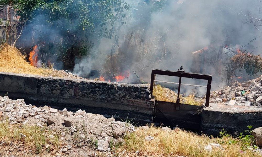 Arde bodega ilegal de material reciclable 