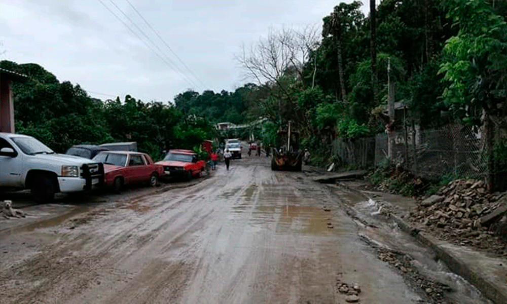 Arrasan trombas con casas en Tenampulco