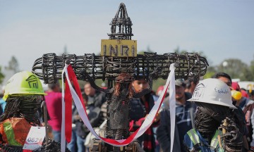 Llevan festejo del Día de la Santa Cruz al cementerio