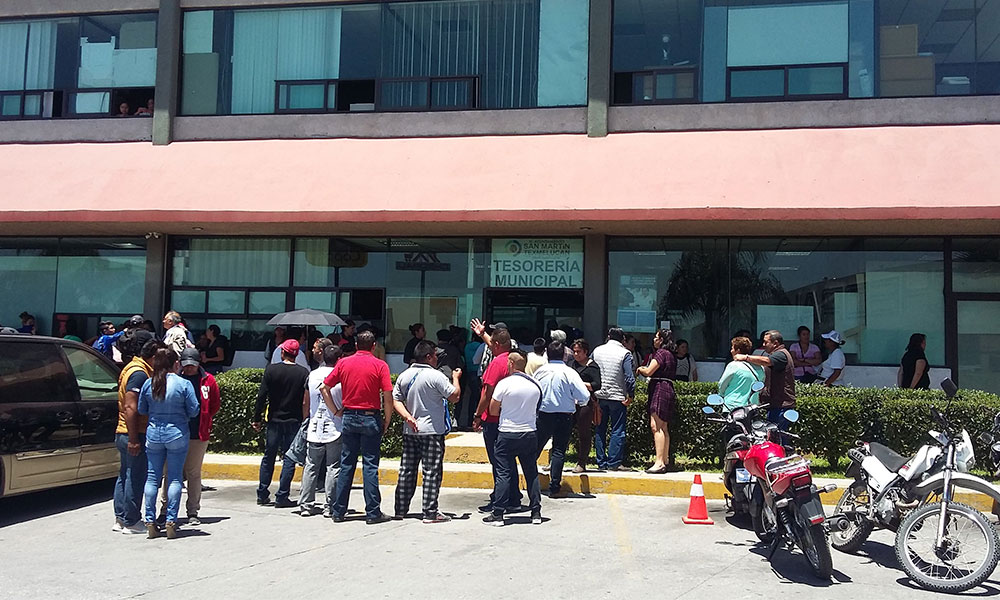 Amagan familias de policías con tomar tesorería