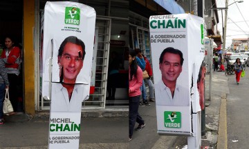 Emplean teléfonos públicos de Atlixco para propaganda