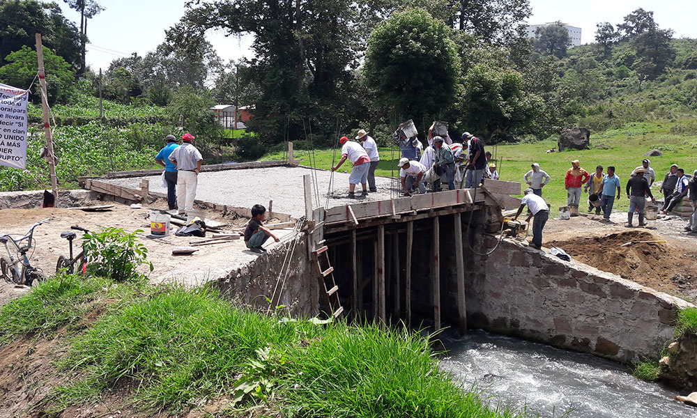 Se cooperan ciudadanos para construir puente; autoridades, ausentes 