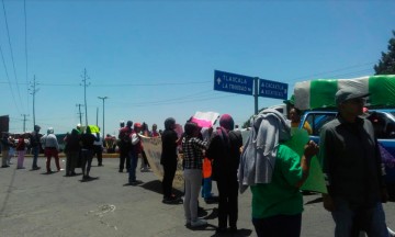 Familiares de policías bloquean la San Martín-Tlaxcala