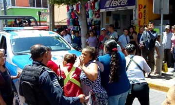 Terminan a golpes policías y canasteras