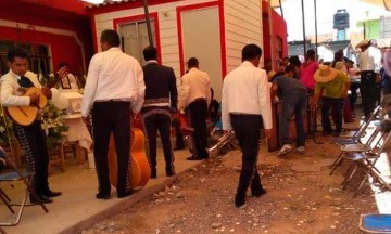 Dan último adiós a bebé; amenazan con linchar a padrastro