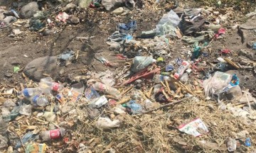 Reinciden ciudadanos en arrojar basura al río Nexapa 