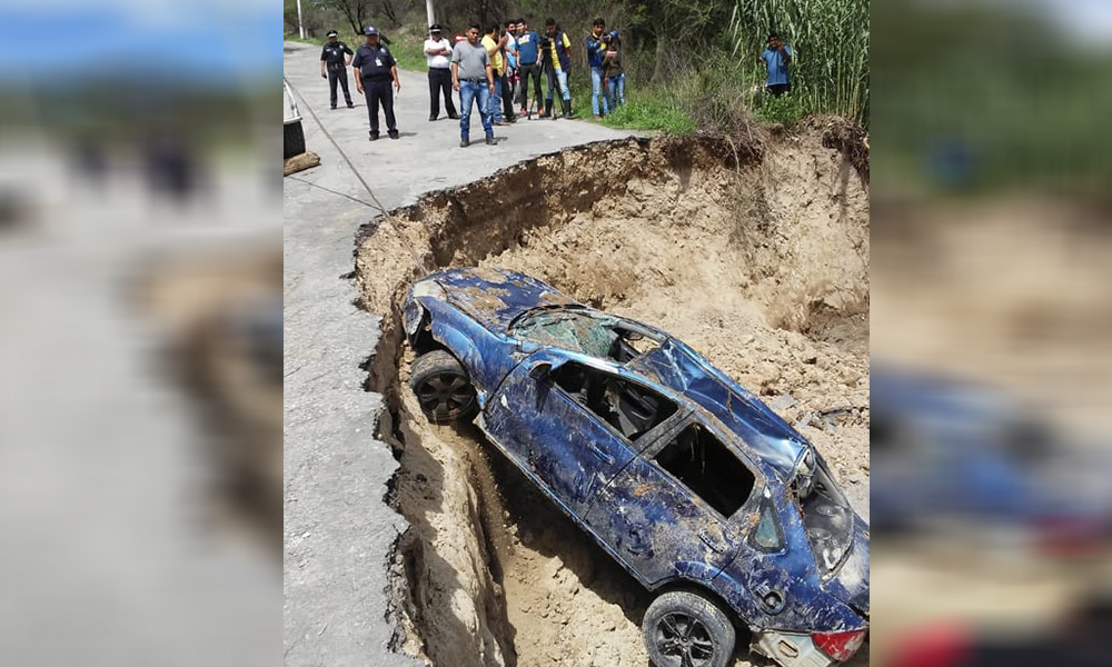 Cae vehículo a socavón de la carretera Tepetzingo-Cañada