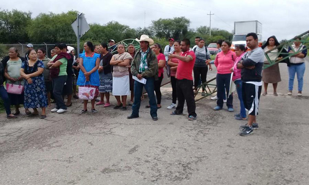 Bloquean padres de familia vialidades por falta de rehabilitación de aulas en Tehuacán