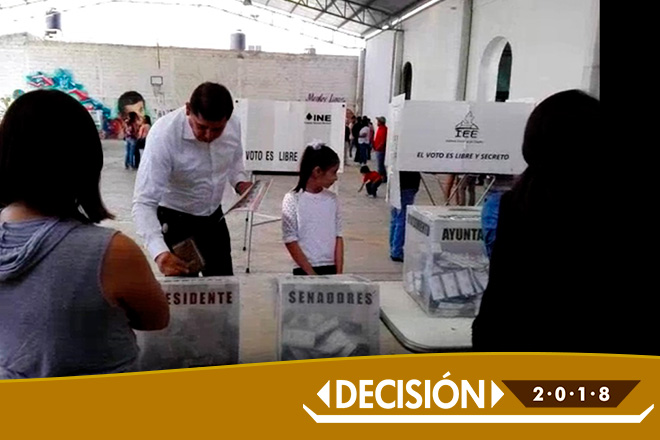 Armenta Mier acude a emitir su voto en Acatzingo 