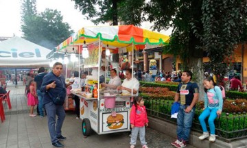 Triunfa feria de la hamburguesa en Huauchinango