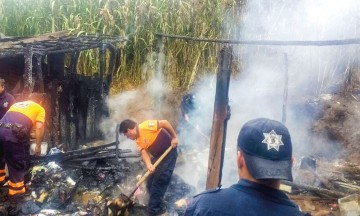 Se incendia casa al caerle un rayo