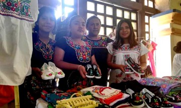 Innovan en bordados artesanas de Chilac