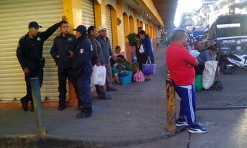 Acusan invasión de tianguistas en Acatlán