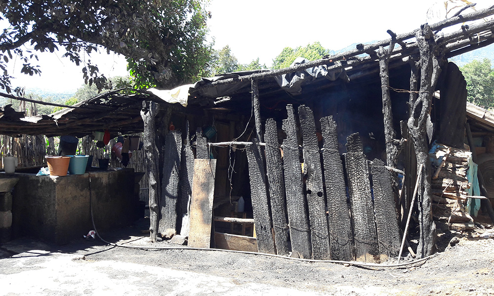 Solicita familia de Teziutlán apoyo tras perder casa por rayo