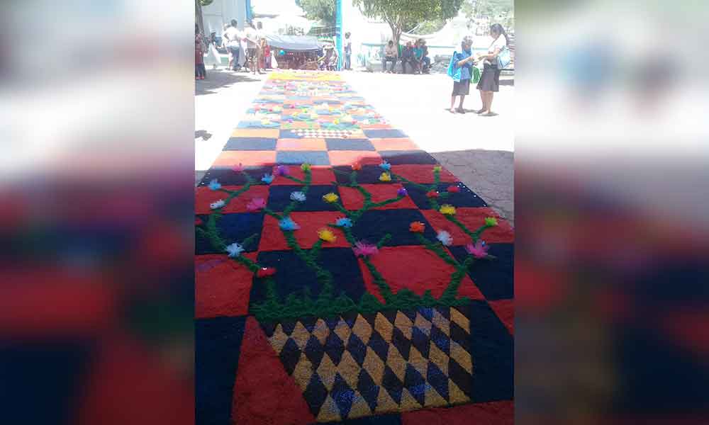 Engalanan alfombras de aserrín a Chila