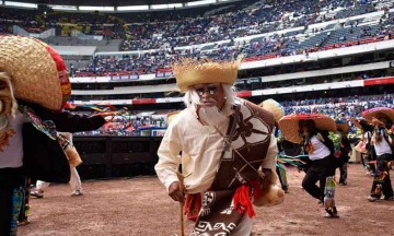 Representan Año Viejo en el estadio Azteca