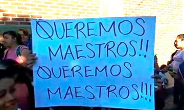 Cierran padres primaria en Pahuatlán por falta de maestros
