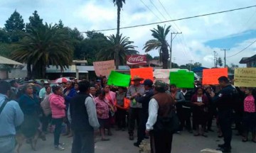 Bloquean carretera por subida del pasaje en Zacatlán 