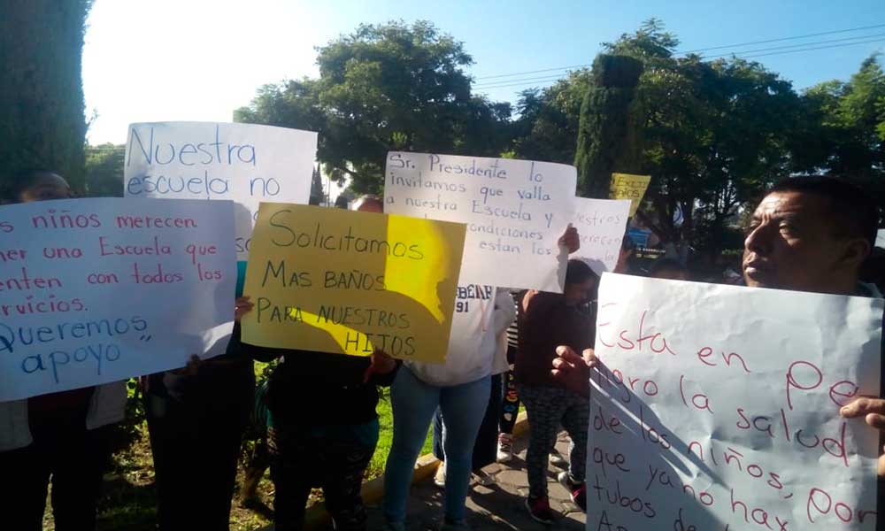 Amagan padres de familia con cerrar primaria en Texmelucan