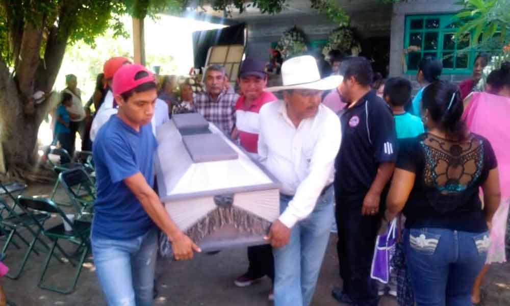Dan último adiós a víctimas de linchamiento en Acatlán de Osorio