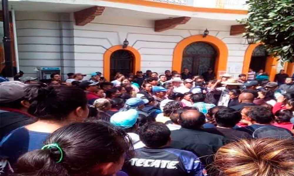Protestan frente al Ayuntamiento de Acatzingo