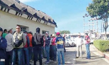 Se plantan electricistas frente a instalaciones en poder de la CFE