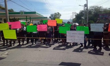 Exigen completar maestros en escuela de Ajalpan 