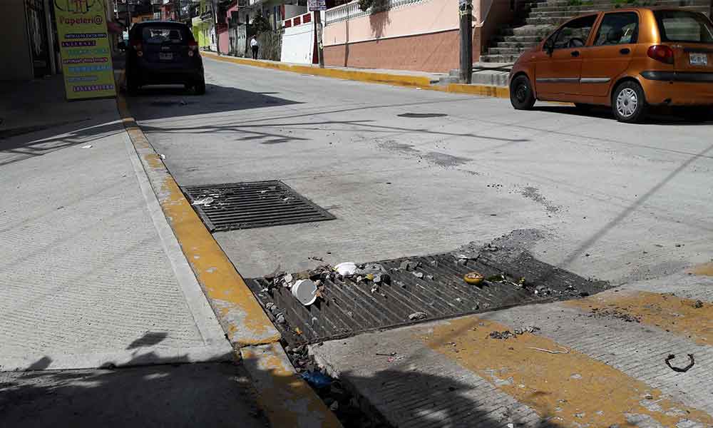 Piden vecinos limpieza de alcantarillas por inundaciones en Teziutlán