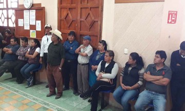 Cierran trabajadores de nuevo la Comuna