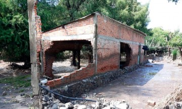 Derrumba corriente casa en Atzala