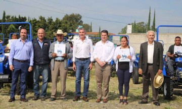 Entrega Gali apoyos al campo