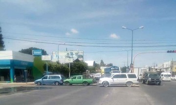 Cierran autopista tras fuga de aguas negras