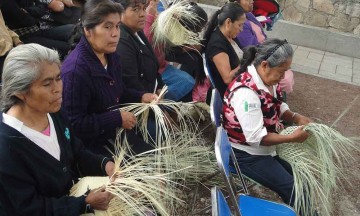 Baja la demanda de fibra sintética para tejer en Tehuacán
