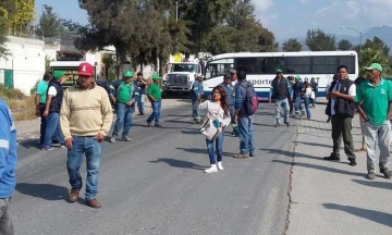 Bloquean trabajadores del Oosapat carretera