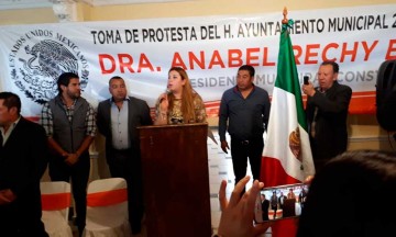 Anabel Rechy, toma protesta en lo oscurito