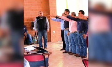 Cobran ganaderos de Xicotepec públicamente adeudo a alcalde saliente