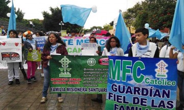 Marchan en Tehuacán en contra del aborto 