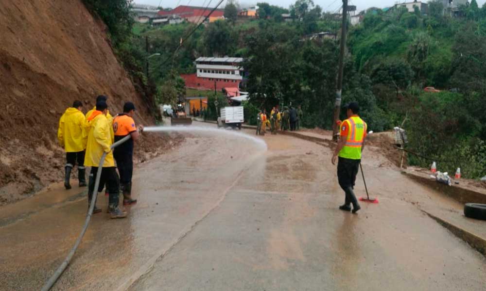 Lluvias generan derrumbes en vialidades