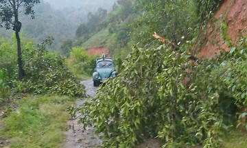 Dejan lluvias 25 derrumbes en caminos de la Sierra Negra