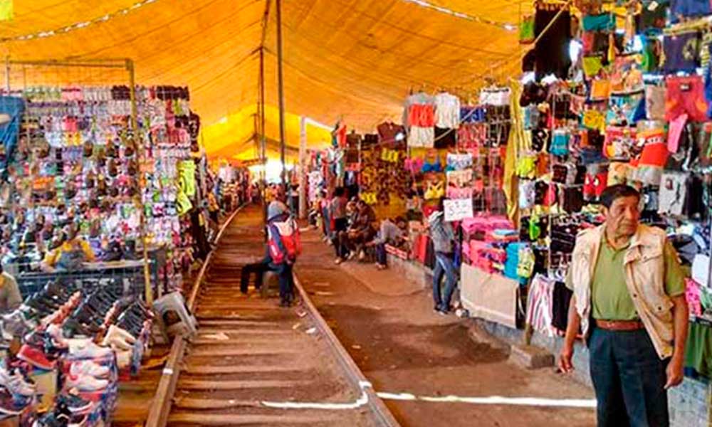 Denuncian cobro de peaje por cruzar en días de tianguis