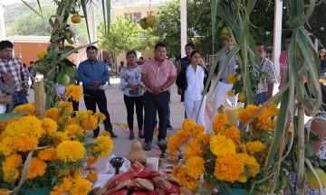 Realizan demostración de ofrendas en escuela bilingüe