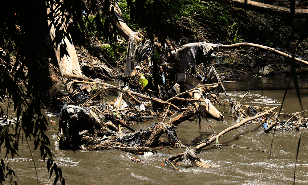 Pánico por gasolina en cauce de río Atoyac