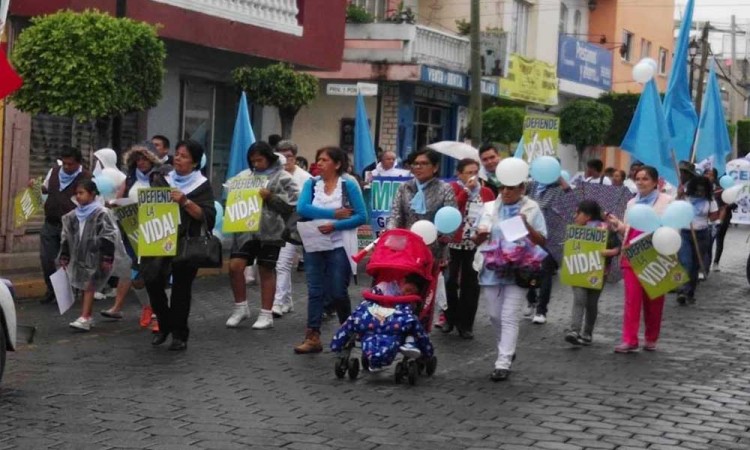 Católicos marchan contra aborto en Acatlán 