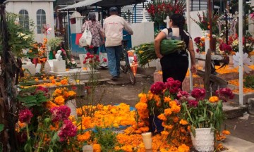 Prosiguen las visitas al campo santo