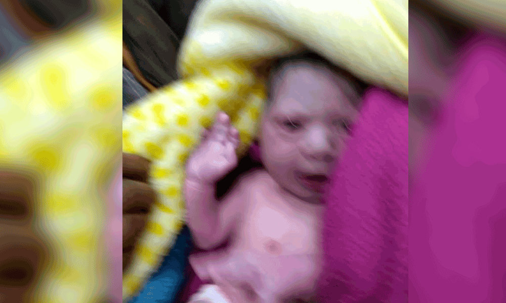 Paramédicos atienden parto en plena vía pública de Teziutlán