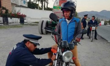 Inician infracciones a motociclistas por no utilizar casco