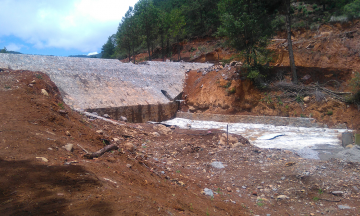 Clausuran construcción de presa en Aquixtla