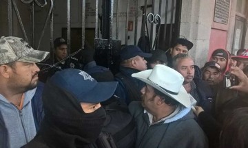 Se manifiestan exempleados frente a presidencia de Huachinango